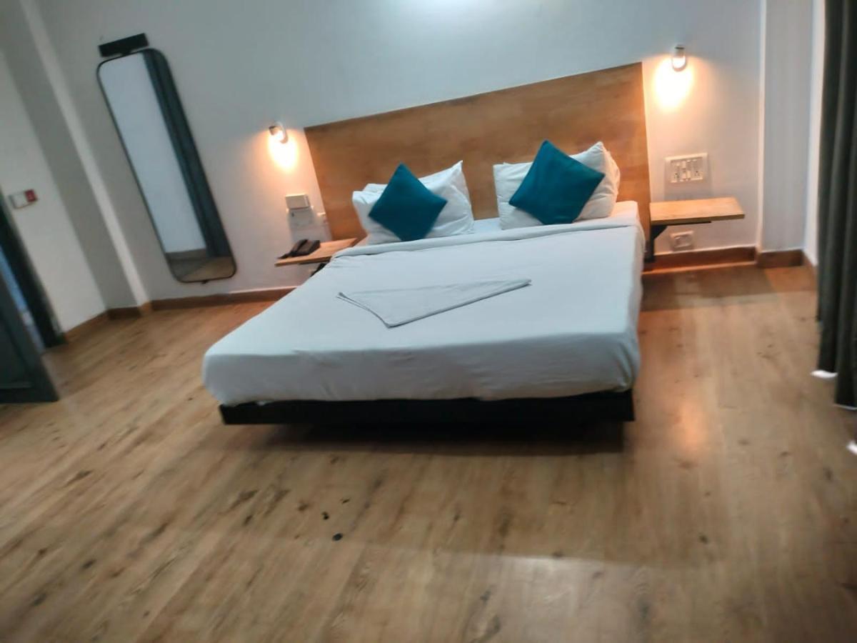 Divine Inn Couple Friendly Hotel Near Sector 51 Metro Station 诺伊达 外观 照片