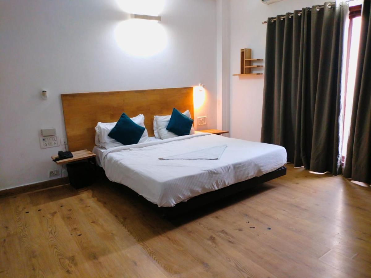 Divine Inn Couple Friendly Hotel Near Sector 51 Metro Station 诺伊达 外观 照片