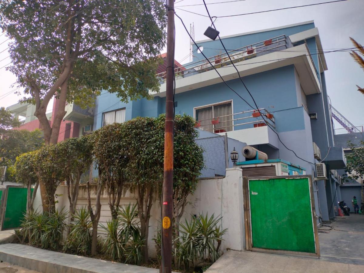 Divine Inn Couple Friendly Hotel Near Sector 51 Metro Station 诺伊达 外观 照片