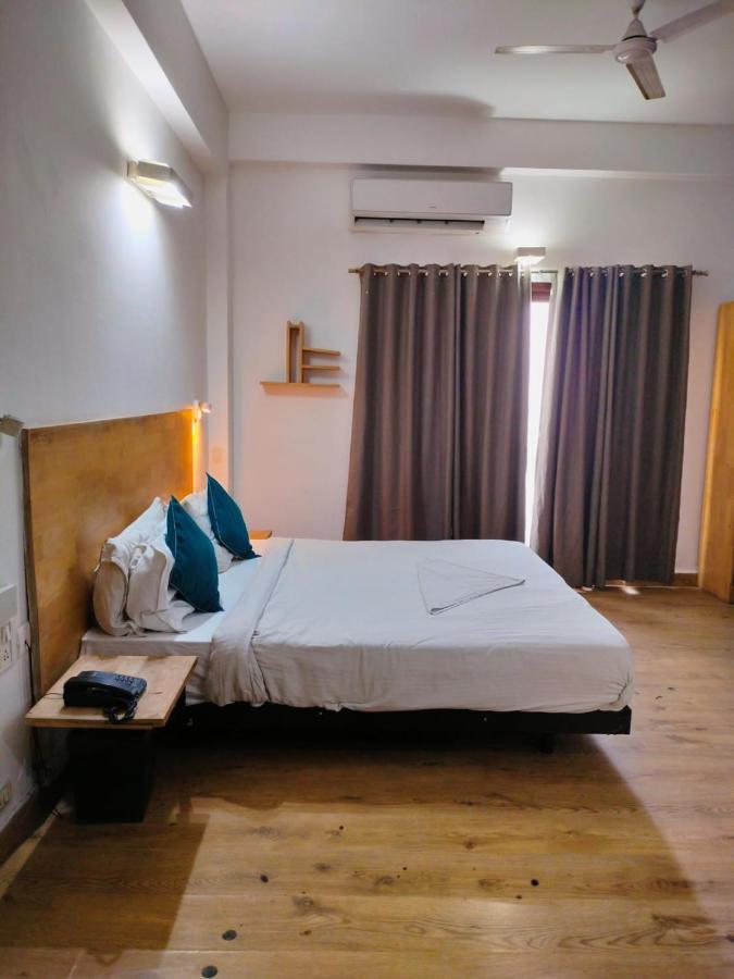Divine Inn Couple Friendly Hotel Near Sector 51 Metro Station 诺伊达 外观 照片