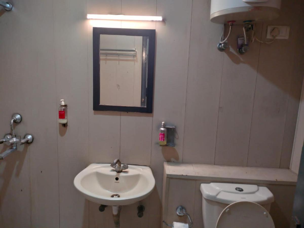 Divine Inn Couple Friendly Hotel Near Sector 51 Metro Station 诺伊达 外观 照片