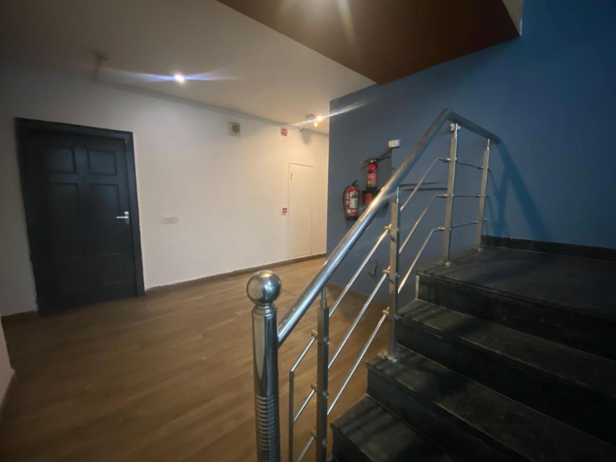 Divine Inn Couple Friendly Hotel Near Sector 51 Metro Station 诺伊达 外观 照片