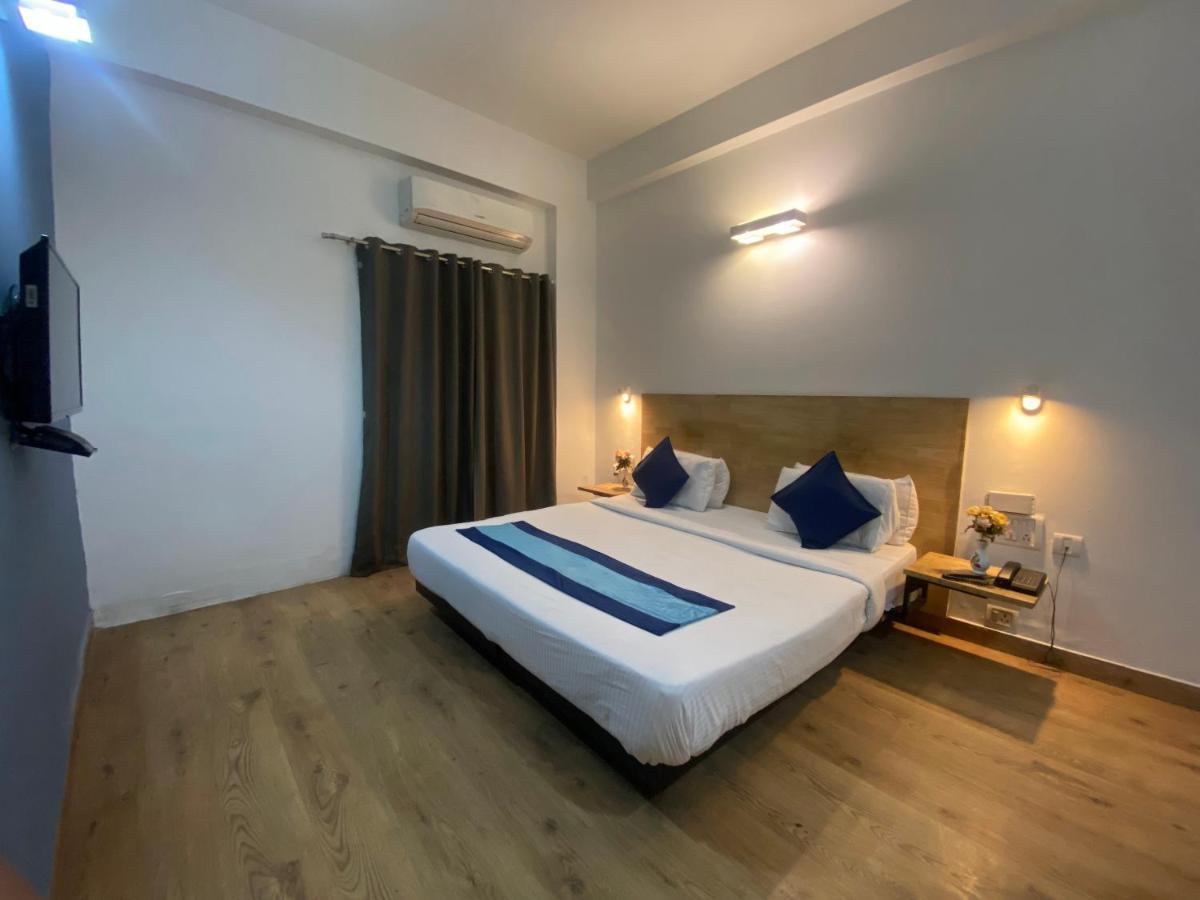 Divine Inn Couple Friendly Hotel Near Sector 51 Metro Station 诺伊达 外观 照片