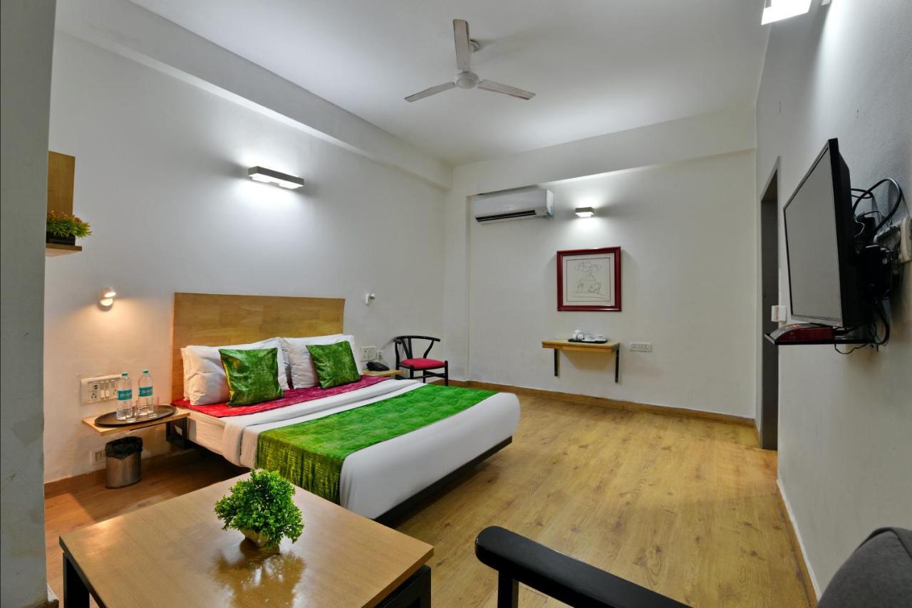 Divine Inn Couple Friendly Hotel Near Sector 51 Metro Station 诺伊达 外观 照片
