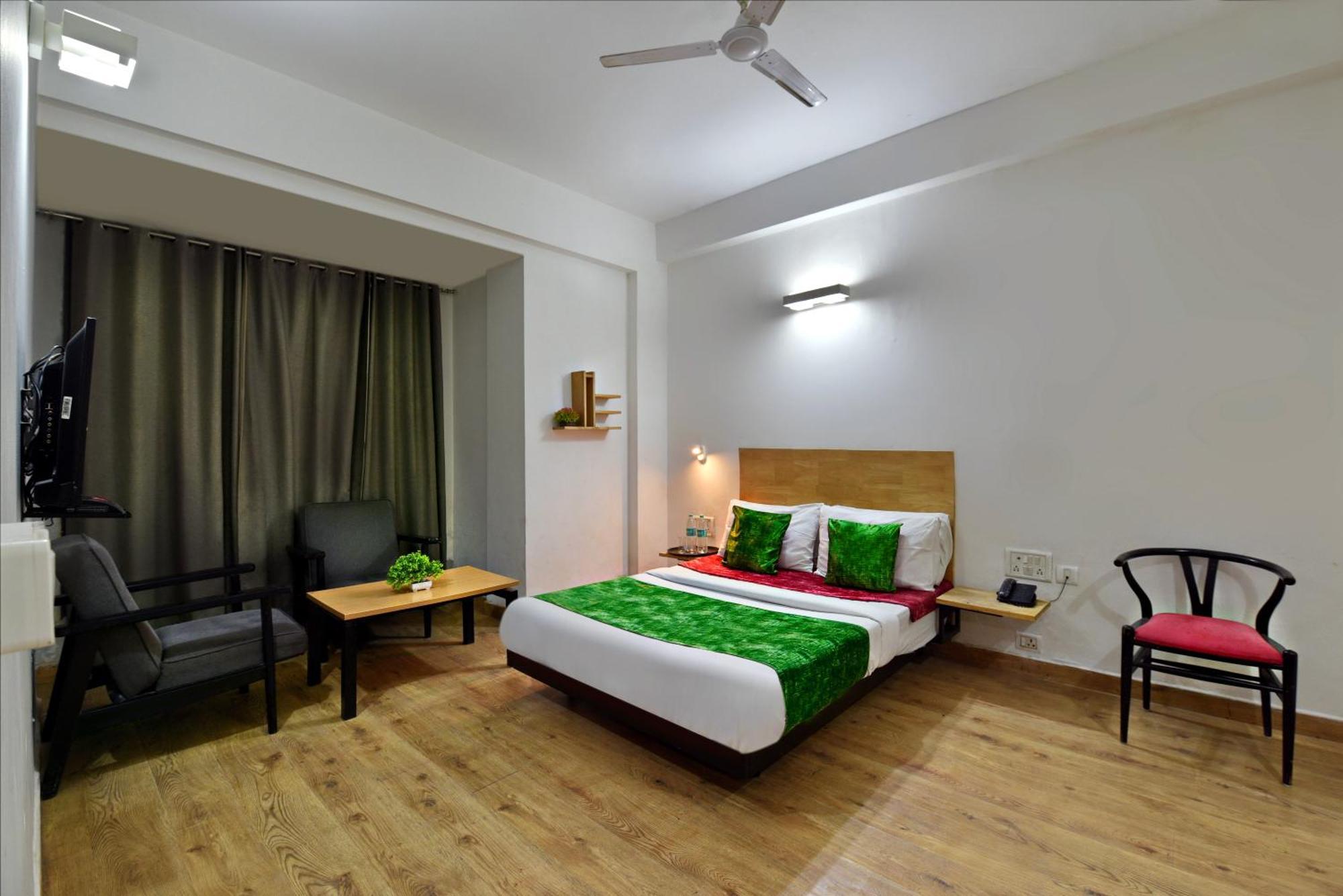 Divine Inn Couple Friendly Hotel Near Sector 51 Metro Station 诺伊达 外观 照片
